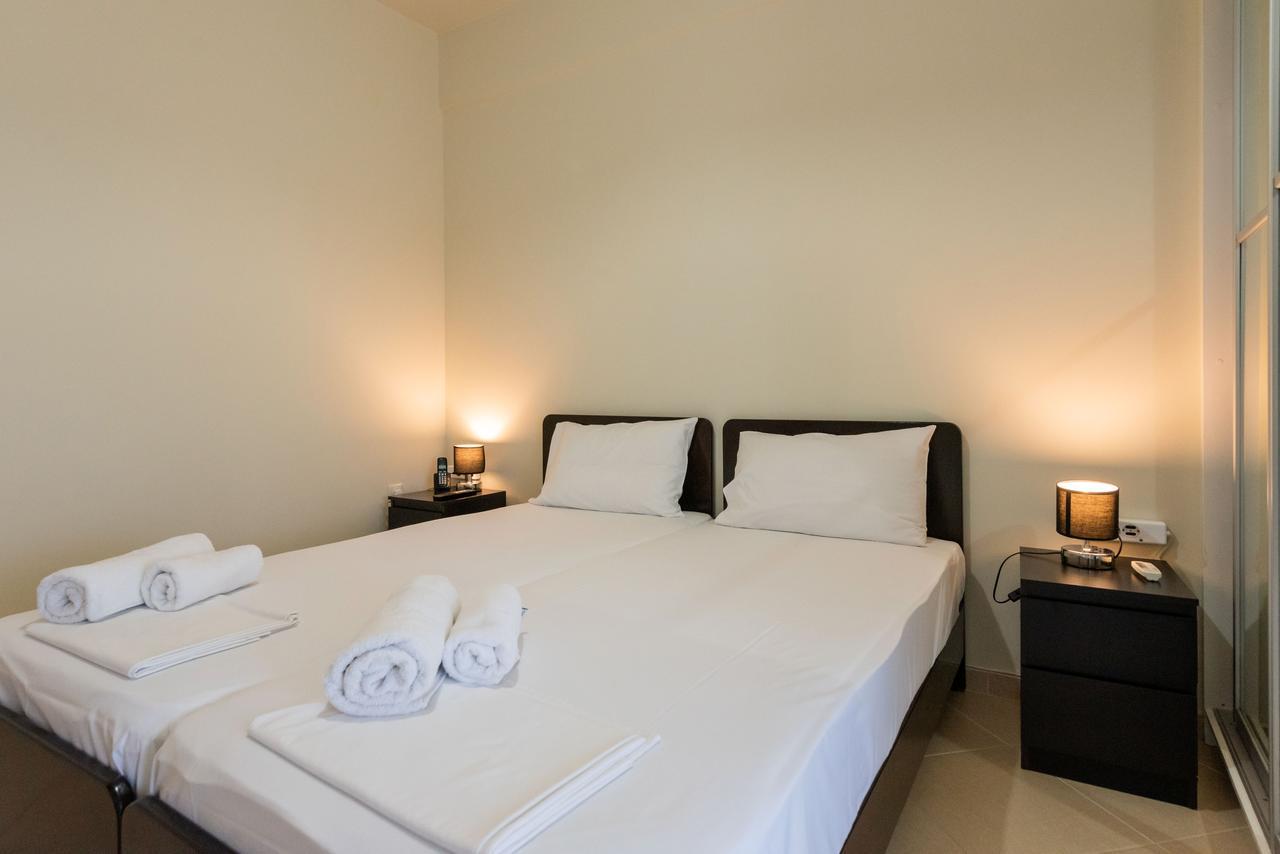 Grand Suites With Private Pools Kalamata Bagian luar foto
