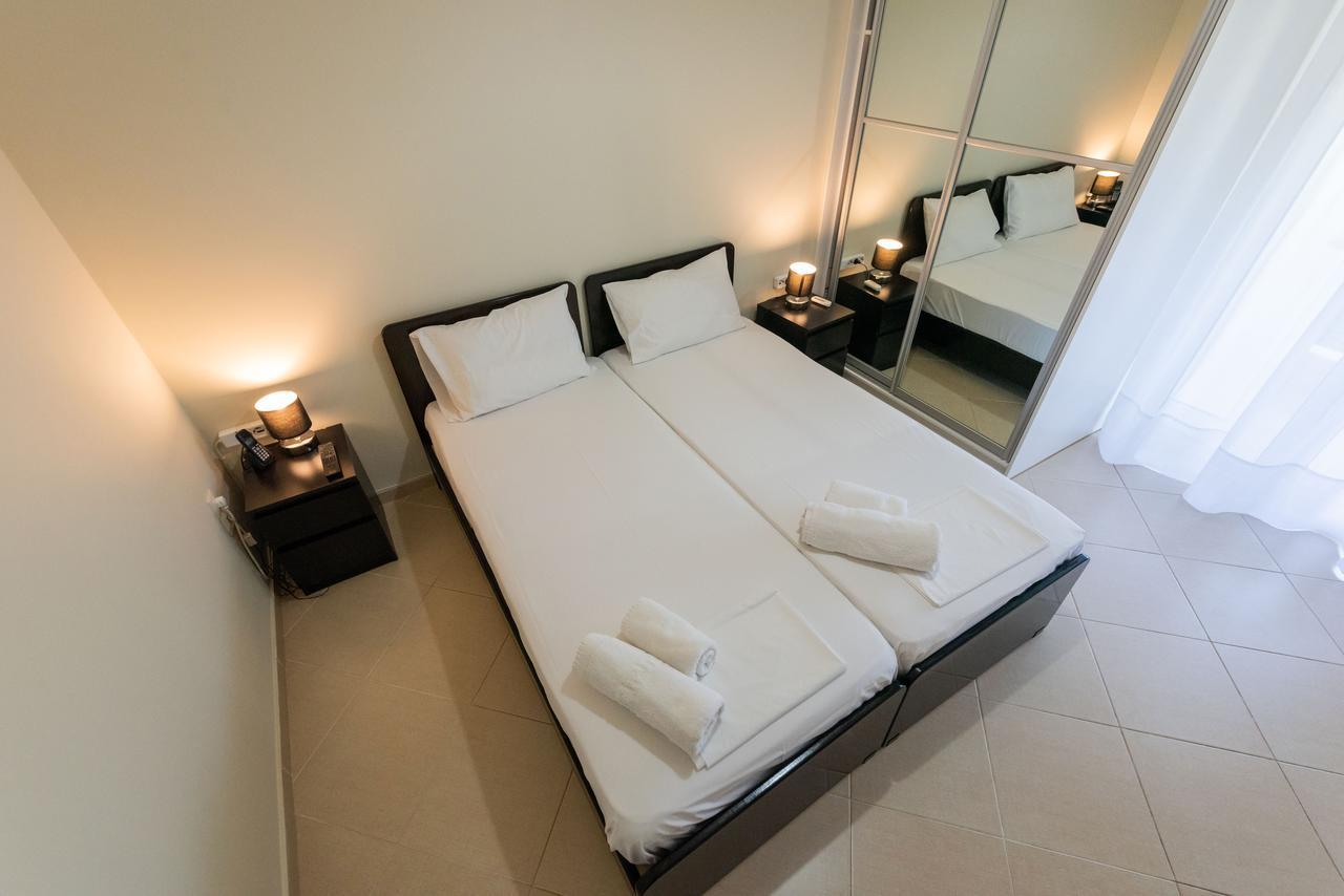 Grand Suites With Private Pools Kalamata Bagian luar foto