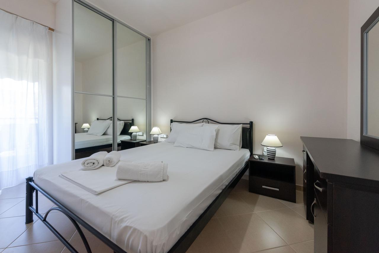 Grand Suites With Private Pools Kalamata Bagian luar foto