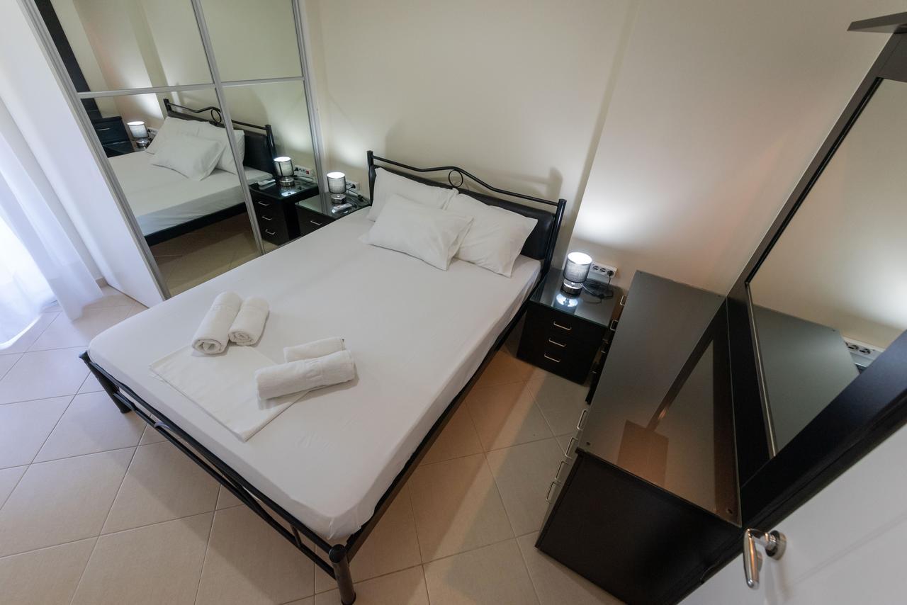 Grand Suites With Private Pools Kalamata Bagian luar foto