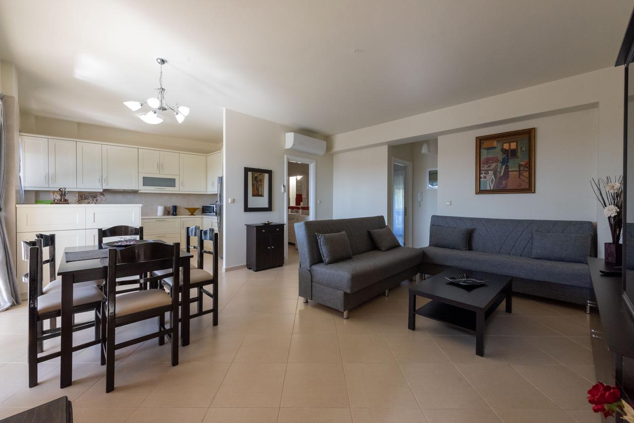 Grand Suites With Private Pools Kalamata Bagian luar foto