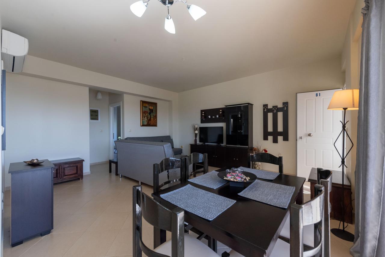 Grand Suites With Private Pools Kalamata Bagian luar foto