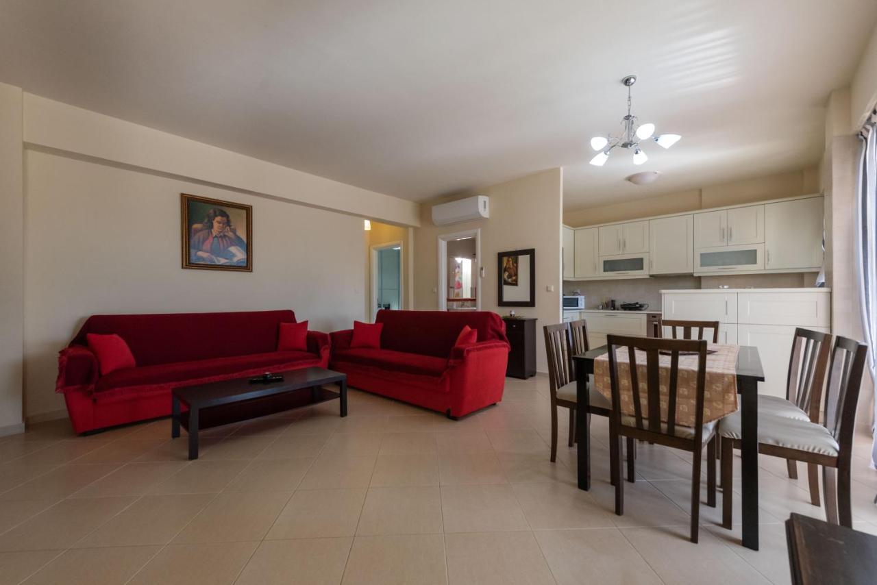 Grand Suites With Private Pools Kalamata Bagian luar foto