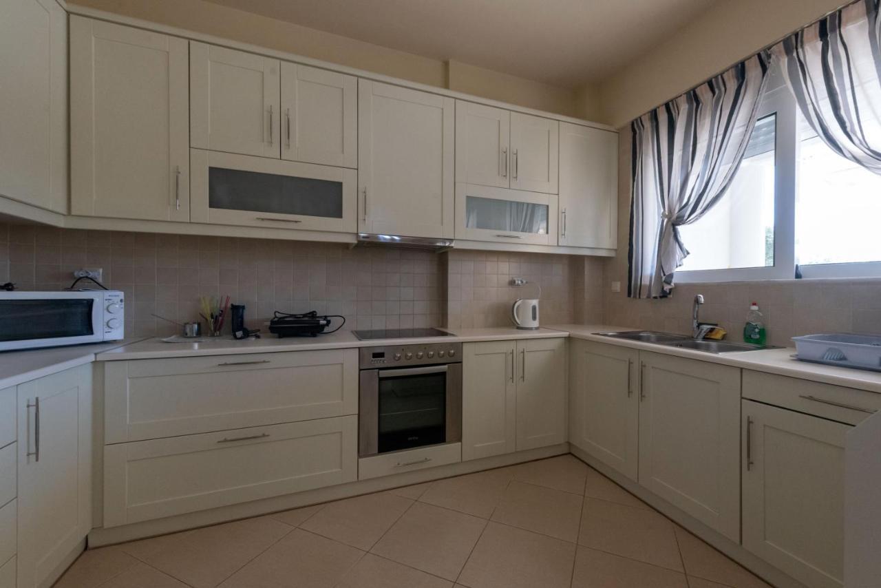 Grand Suites With Private Pools Kalamata Bagian luar foto