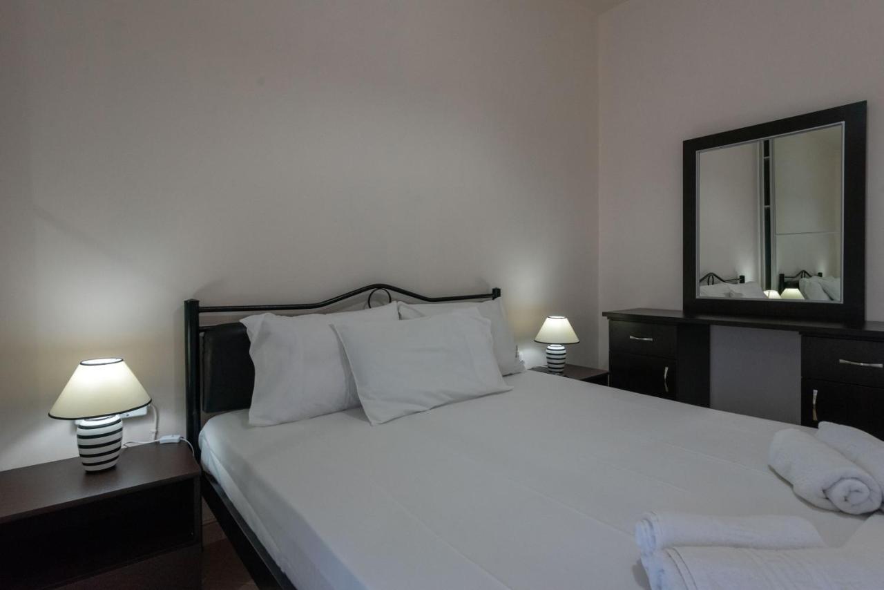 Grand Suites With Private Pools Kalamata Bagian luar foto