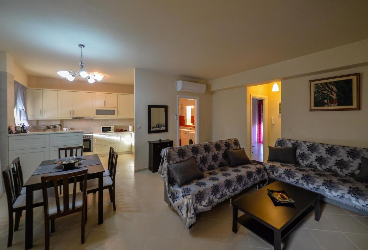 Grand Suites With Private Pools Kalamata Bagian luar foto