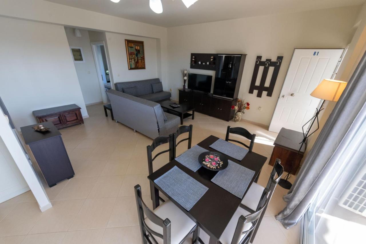 Grand Suites With Private Pools Kalamata Bagian luar foto