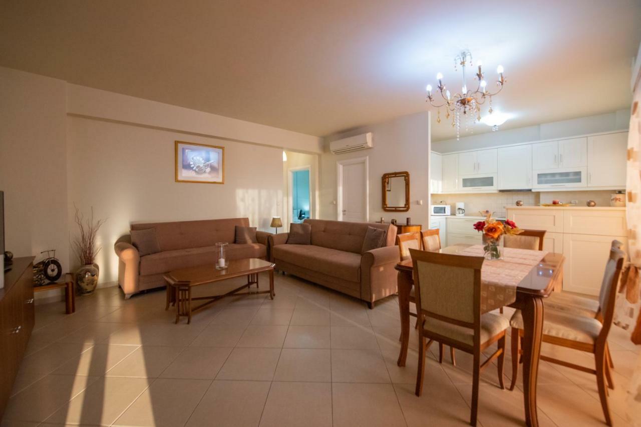 Grand Suites With Private Pools Kalamata Bagian luar foto
