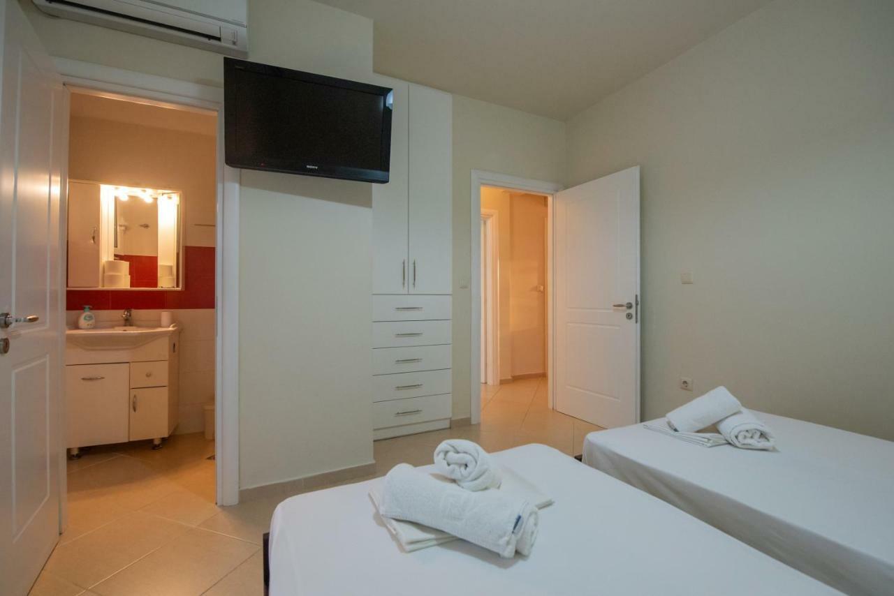 Grand Suites With Private Pools Kalamata Bagian luar foto