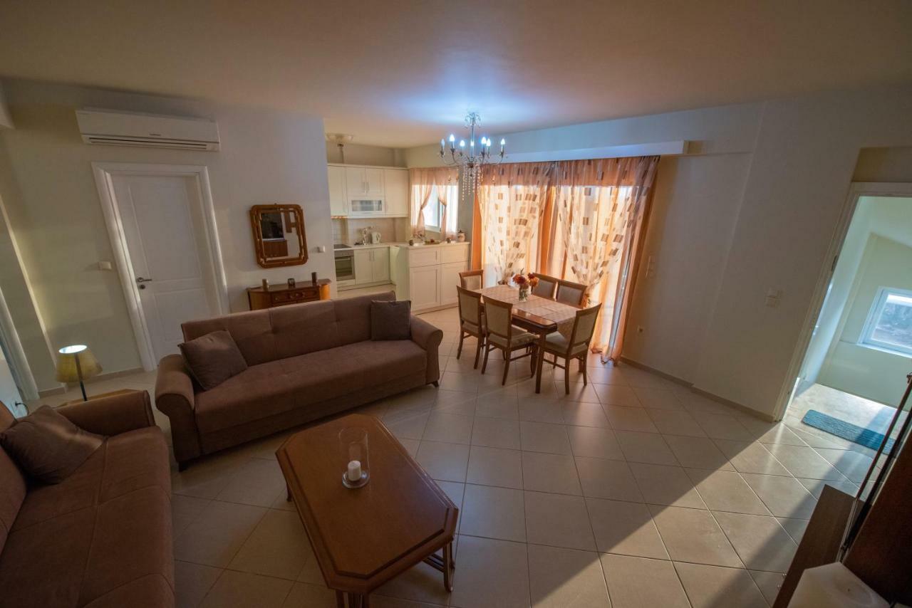 Grand Suites With Private Pools Kalamata Bagian luar foto