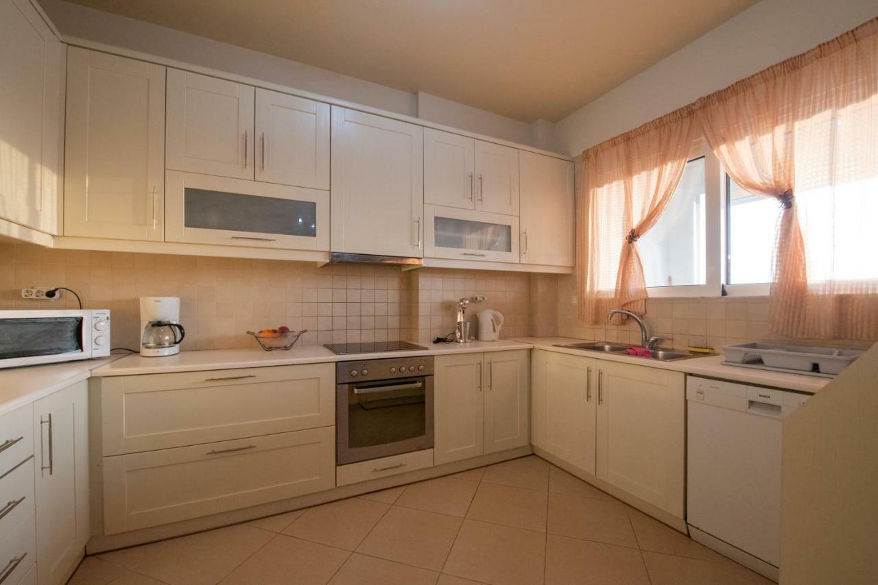 Grand Suites With Private Pools Kalamata Bagian luar foto